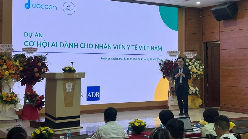 Bác sĩ Nguyễn Đình Nguyên, Giám đốc dự án giới thiệu khóa học cho nhân viên y tế.