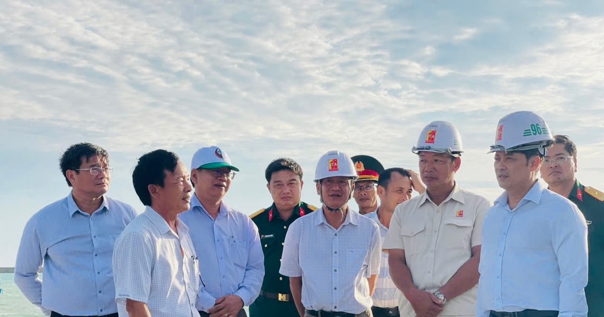 Phó Chủ tịch UBND tỉnh Lê Trọng Yên kiểm tra Công trình khu neo đậu tránh trú bão kết hợp cảng cá Phú Quý