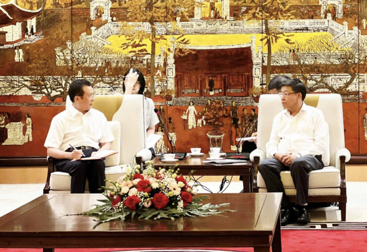 Phó Chủ tịch UBND Thành phố Dương Đức Tuấn (bên phải) trao đổi với ông Tằng Tinh Hoa, Chủ nhiệm Ủy ban Giám sát và Quản lý tài sản Nhà nước Trùng Khánh (Trung Quốc). (Ảnh: Ha