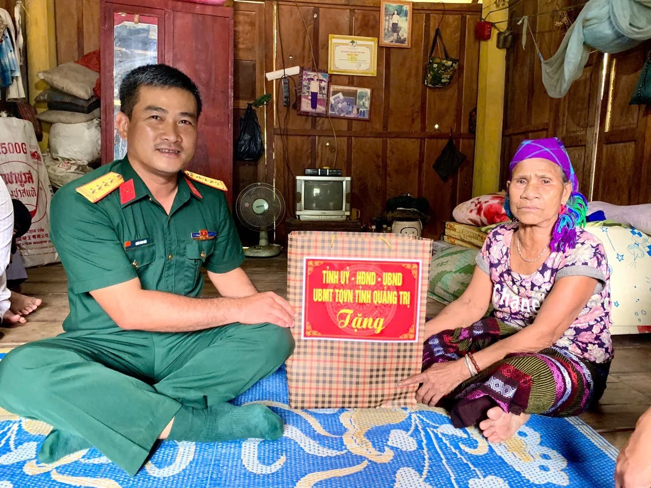 Lãnh đạo tỉnh thăm, tặng quà gia đình người có công