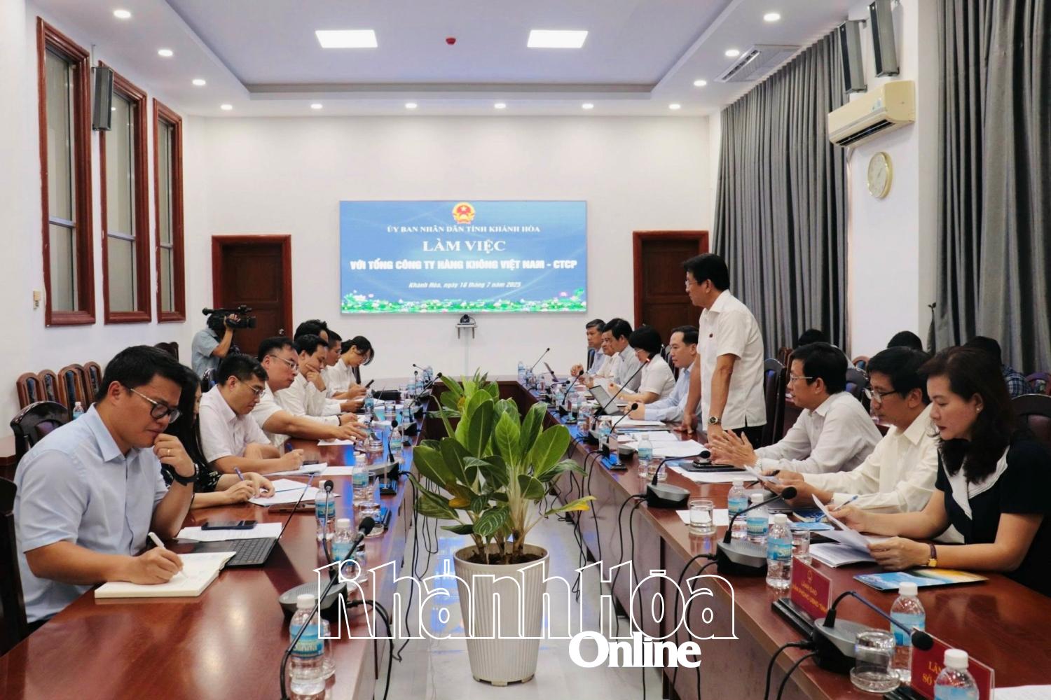Quang cảnh cuộc họp