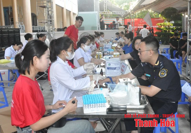 Tiếp nhận 1.300 đơn vị máu tại ngày hội “Giọt hồng Xứ Thanh