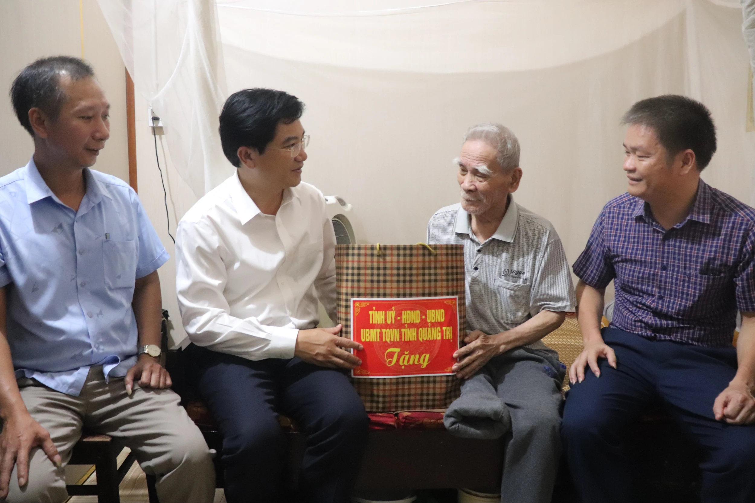 Lãnh đạo tỉnh thăm, tặng quà các gia đình người có công