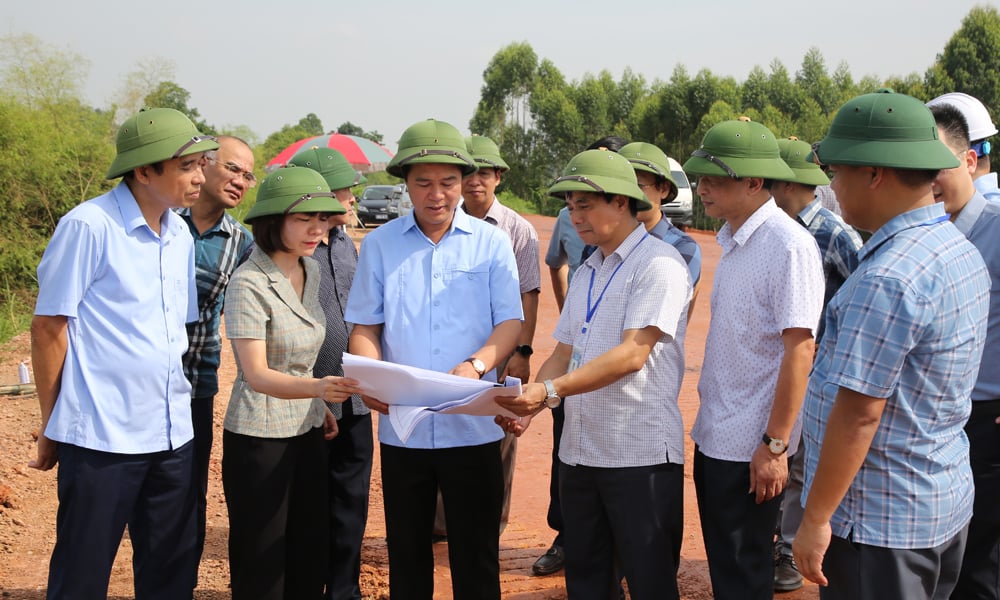 អនុប្រធានគណៈកម្មាធិការប្រជាជនខេត្ត លោក Le Xuan Loi បានចុះពិនិត្យ និងដឹកនាំការដោះស្រាយគ្រោះធម្មជាតិមួយចំនួន។