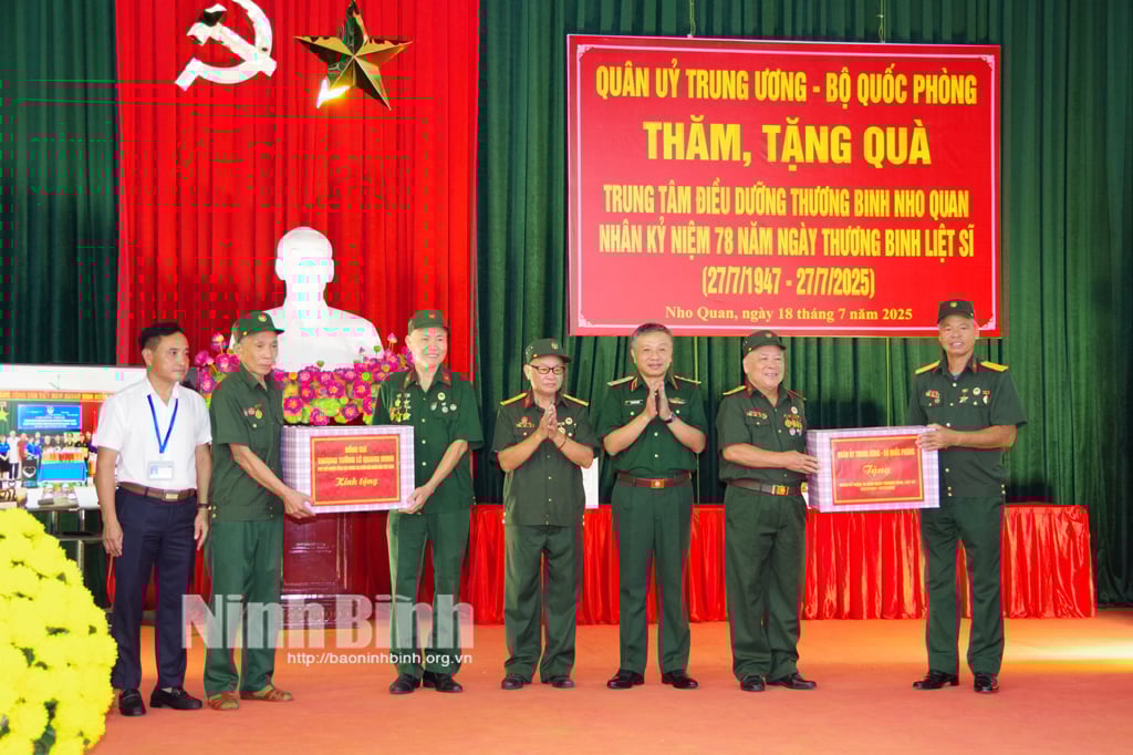 Thượng tướng Lê Quang Minh trao quà tặng các thương binh, bệnh binh.