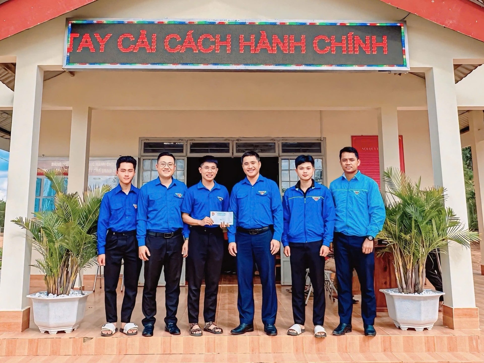 1 Tặng quà Tà Hine