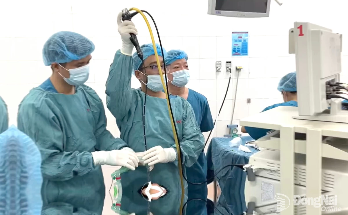 Các bác sĩ thực hiện nội soi gắp dị vật cho bệnh nhi. Ảnh: BVCC
