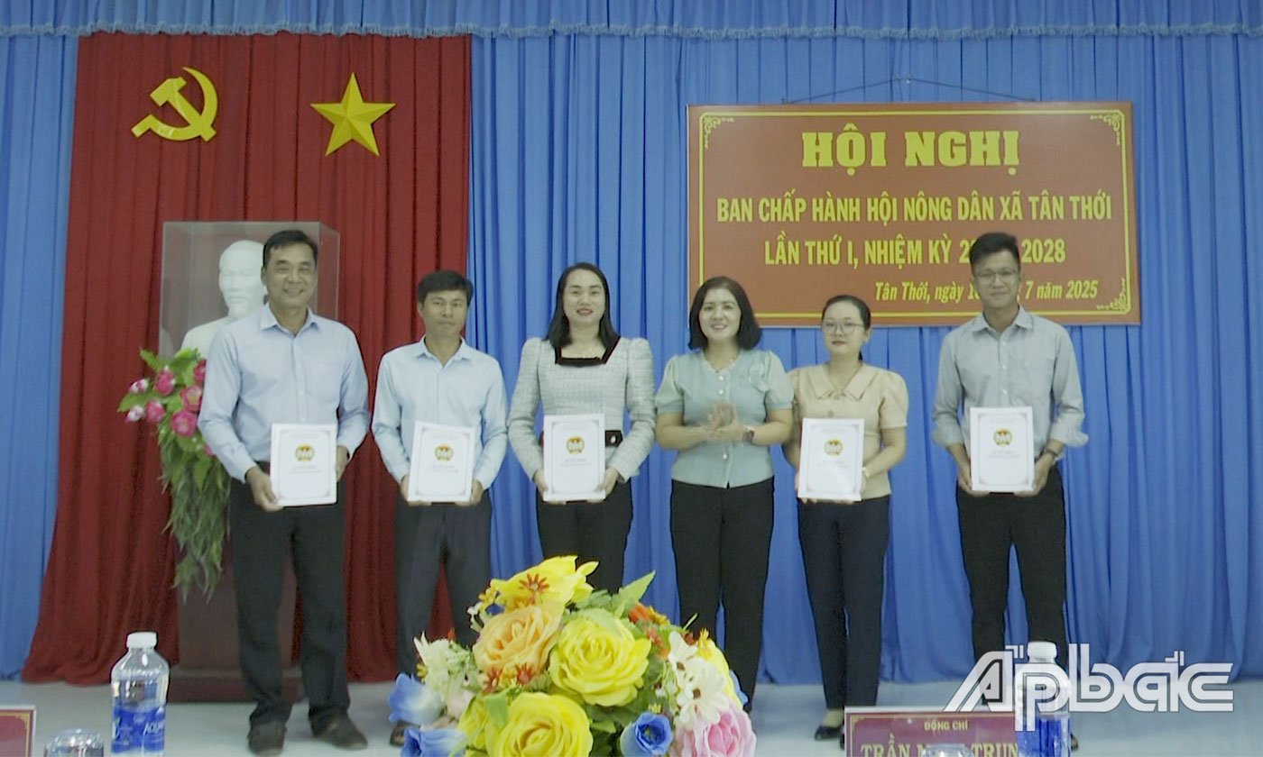 Trao quyết định chỉ định Chủ tịch và các Phó Chủ tịch Hội Nông dân xã Tân Thới.