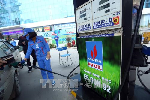 Bán xăng sinh học E5RON92 tại cửa hàng xăng dầu của PVOIL phố Thái Thịnh, Quận Đống Đa, Hà Nội. Ảnh tư liệu