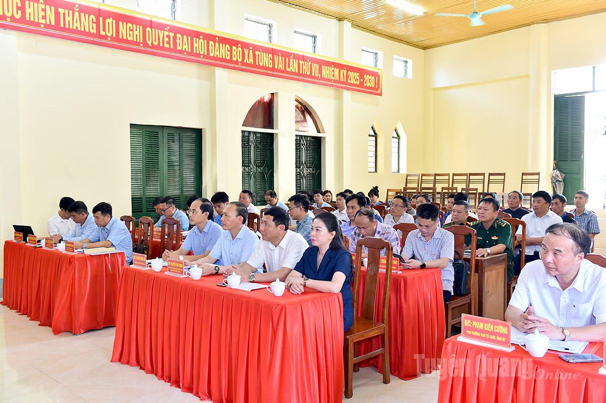 Các đại biểu dự buổi làm việc tại xã Tùng Vài.