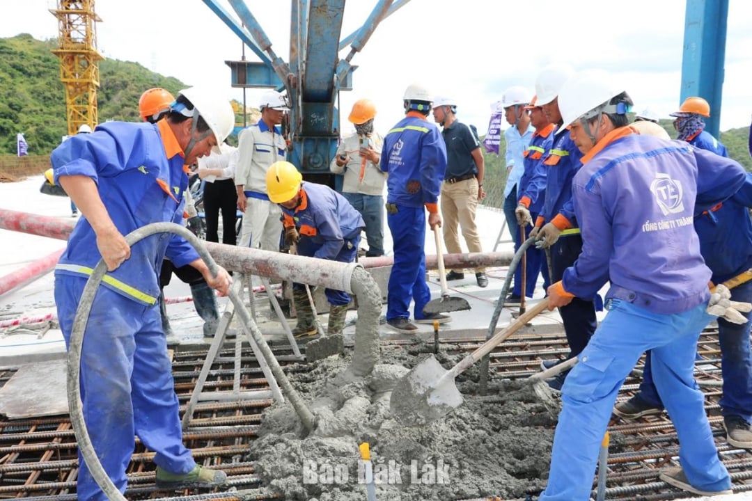 Các công nhân đổ bê tông nhịp cuối cùng để hợp long cầu Kỳ Lộ.