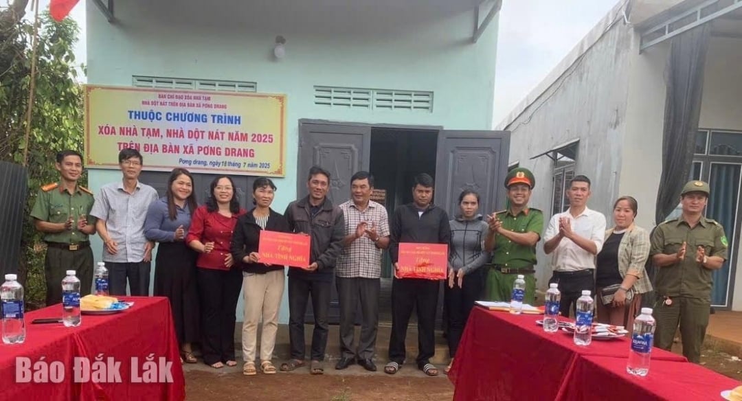 Ban chỉ đạo xóa nhà tạm, nhà dột nát xã Powng Drang trao biện tặng Nhà Tình Nghĩa cho hai hộ gia đình.