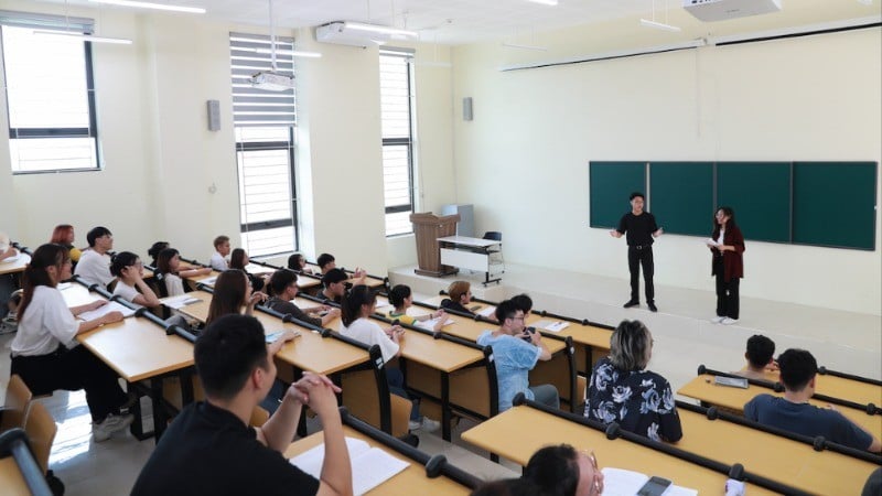 Sinh viên Đại học Quốc gia trên giảng đường. 