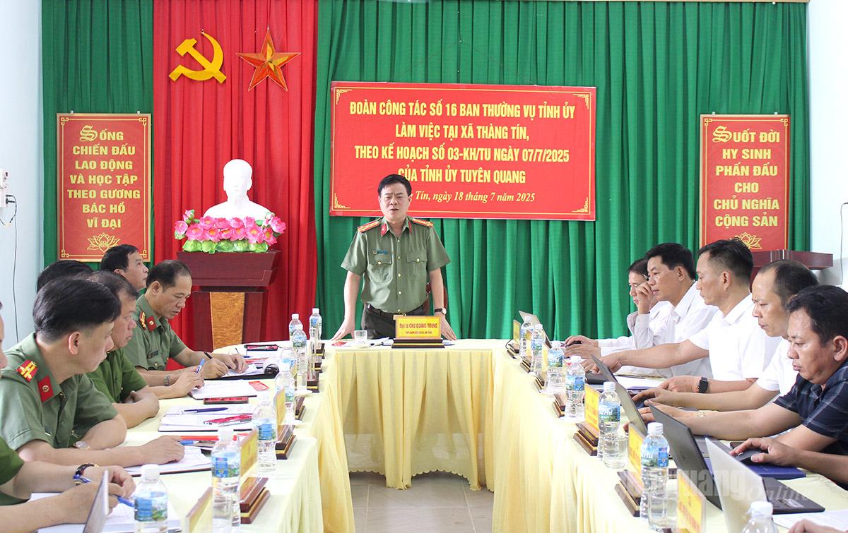 Đại tá Chu Quang Trung, Phó Giám đốc Công an tỉnh phát biểu chỉ đạo tại buổi làm việc với Đảng ủy xã Thàng Tín. Ảnh: Nguyễn Yếm
