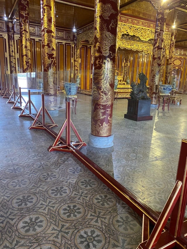 Ngai vàng triều Nguyễn bị bẻ gãy: Lắp xong kính cường lực, Bộ VH-TT-DL chỉ đạo mới- Ảnh 1.