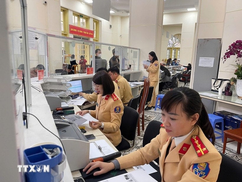 Phòng Cảnh sát giao thông, Công an thành phố Hải Phòng, tiếp nhận cấp, đổi Giấy phép lái xe. (Ảnh: TTXVN phát)