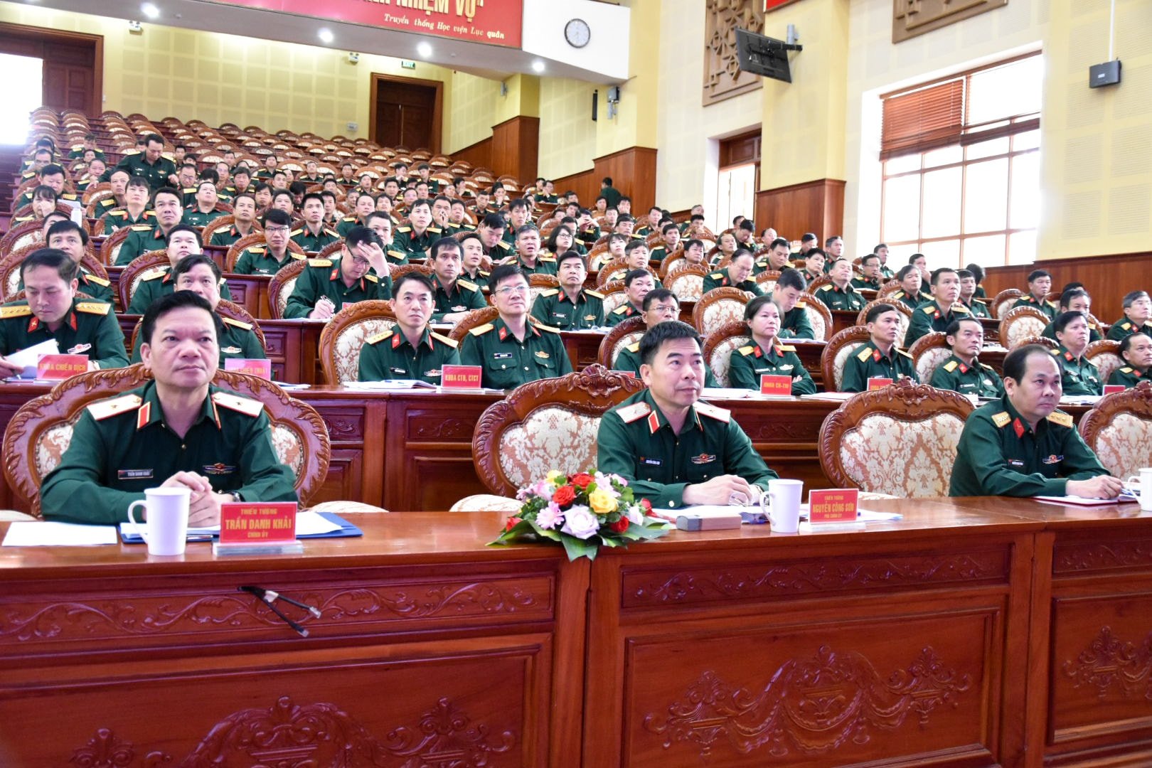 Các đồng chí trong Đảng ủy, Ban Giám đốc Học viện dự hội nghị