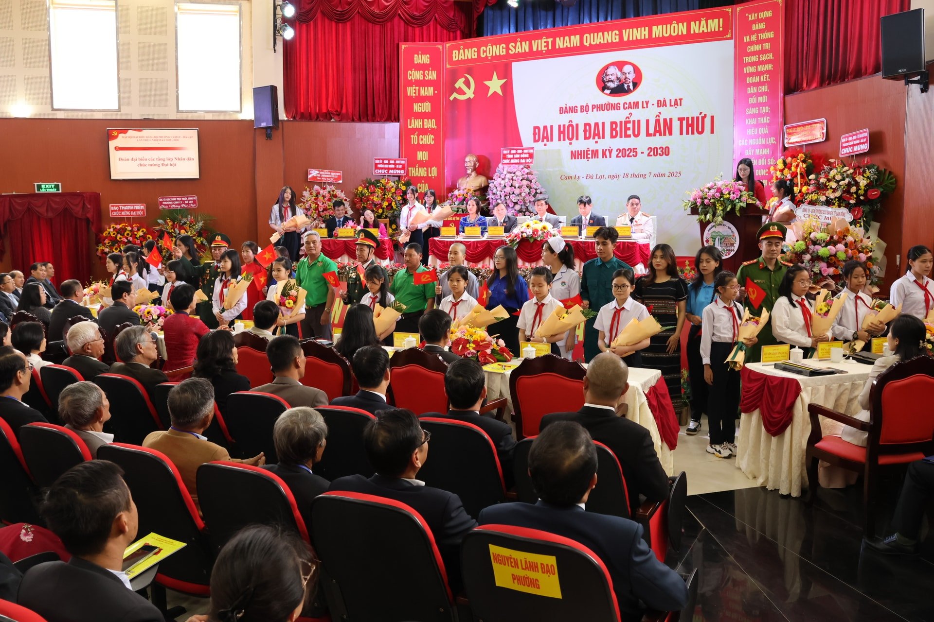Đoàn đại biểu đại diện cầng lớp Nhân dân Phường Cam Ly Đà Lạt chúc mừng Đại hội