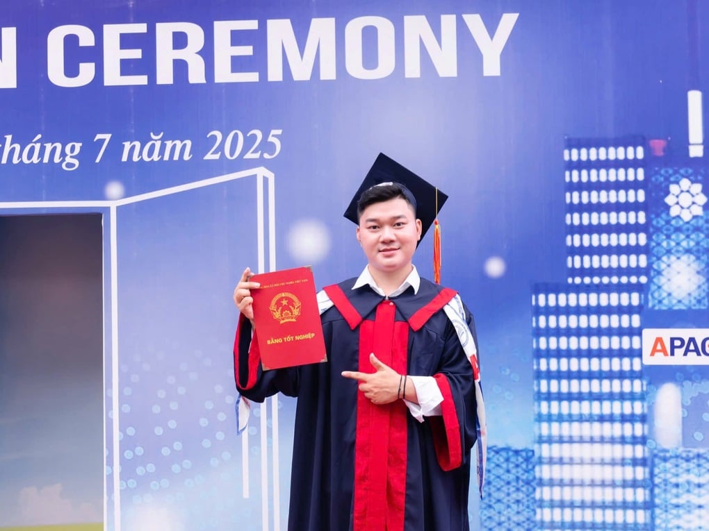 Ha Nhi boy graduated as valedictorian of Academy of Public Administration and Management - 1