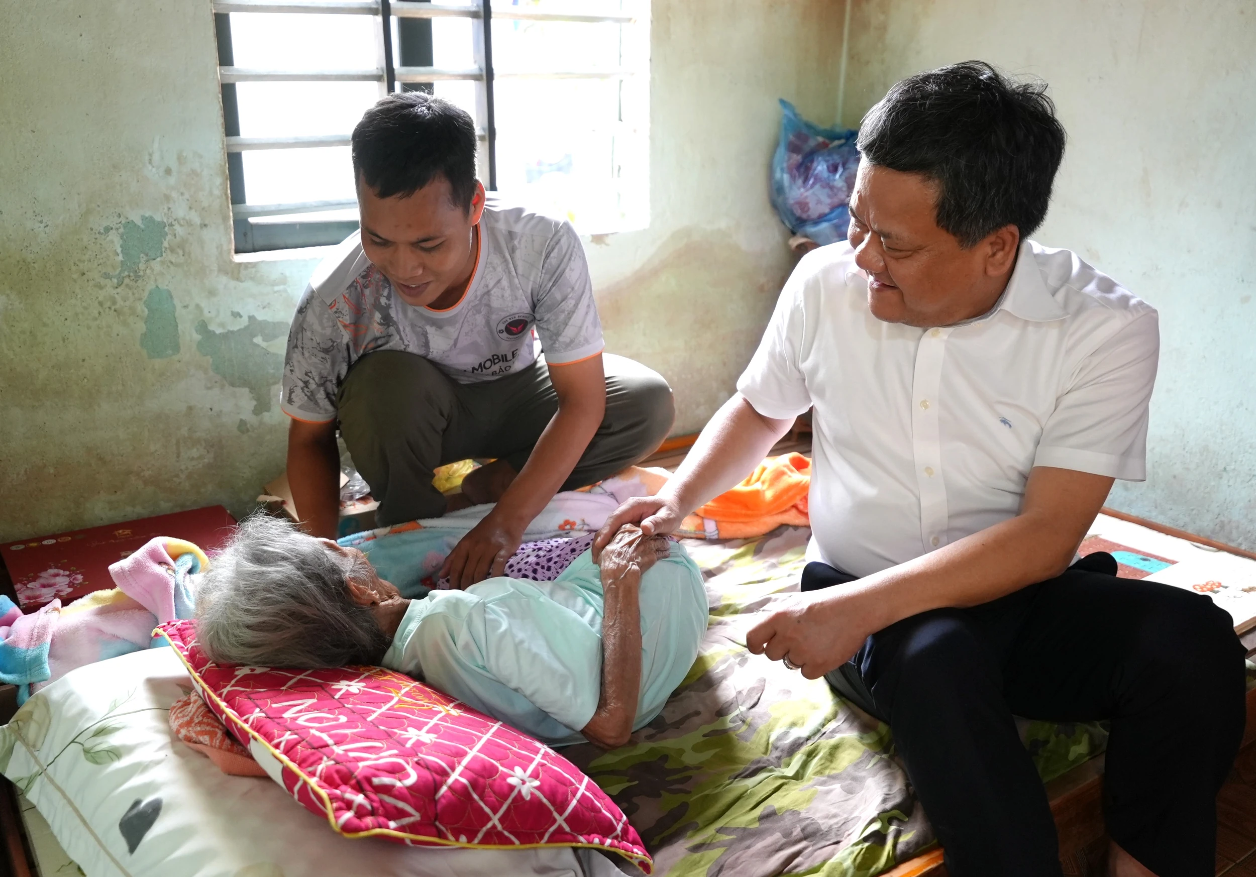 Chủ tịch UBND tỉnh thăm, tặng quà gia đình chính sách, người có công