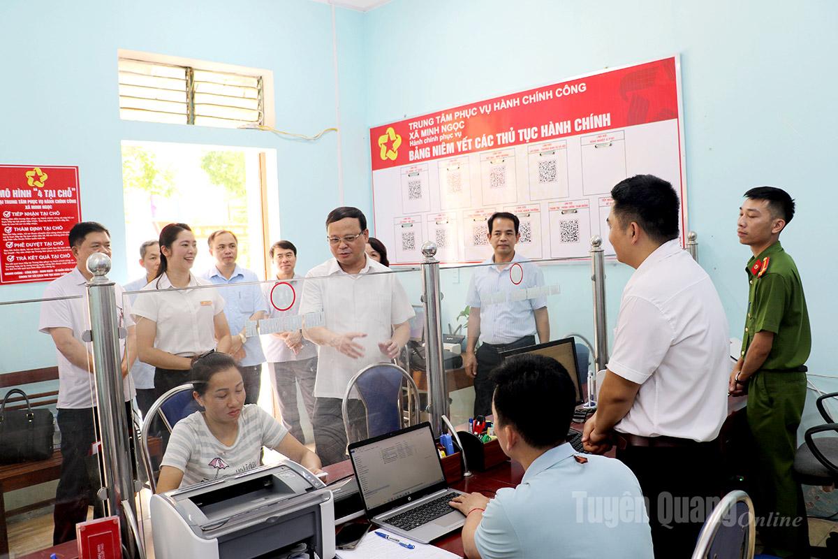 Đồng chí Nguyễn Mạnh Tuấn, Ủy viên Ban Thường Vụ Tỉnh ủy, Phó Chủ tịch UBND tỉnh kiểm tra Trung tâm phục vụ hành chính công xã Minh Ngọc. Ảnh: Hoàng Tuyến