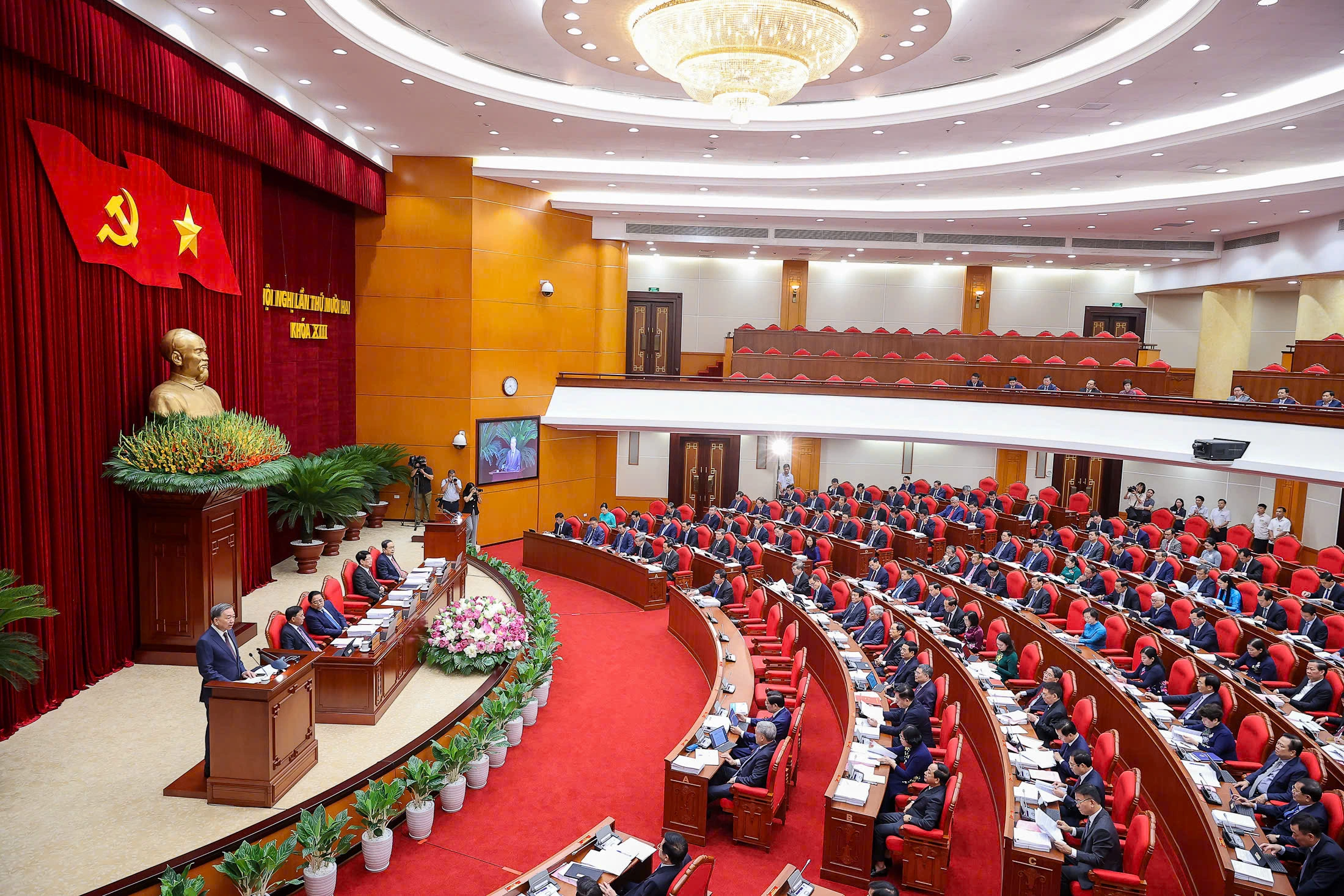 Khai mạc Hội nghị T.Ư 12, thảo luận về công tác cán bộ
