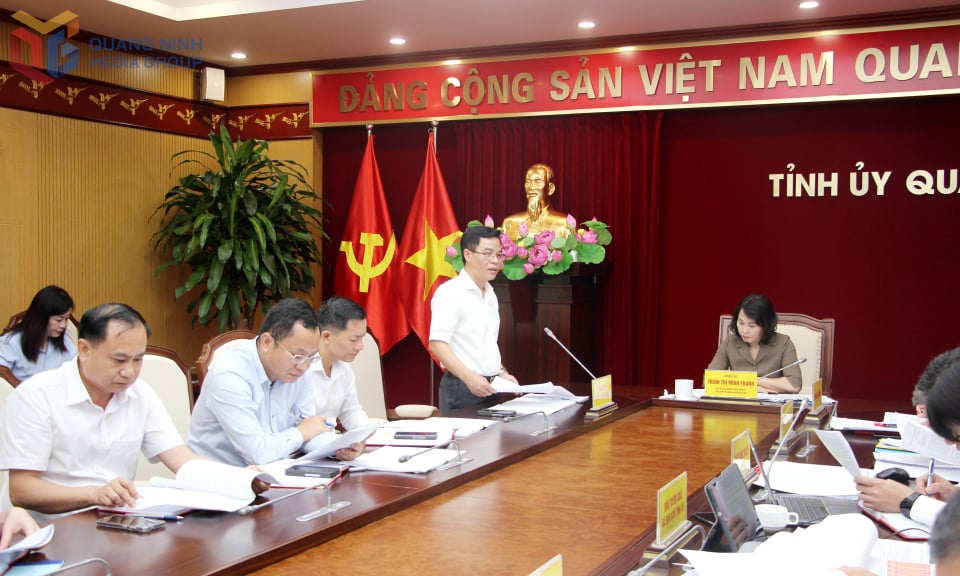 Đồng chí Đỗ Mạnh Hùng, Bí thư Đảng ủy phường Quang Hanh, báo cáo công tác chuẩn bị Đại hội đại biểu Đảng bộ phường Cửa Ông lần thứ I, nhiệm kỳ 2025-2030.