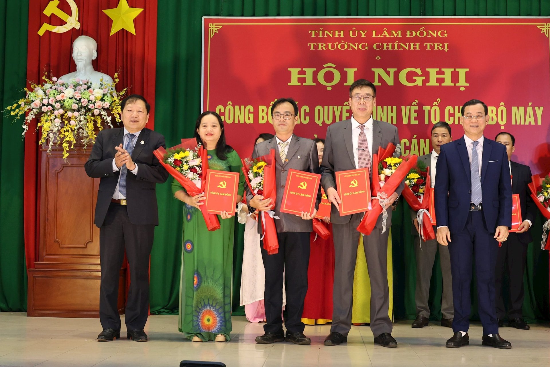 Trao quyết định thành lập, chỉ định Ban Chấp hành, Bí thư, Phó Bí thư Chi bộ Phòng Tổ chức, hành chính, thông tin, tư liệu