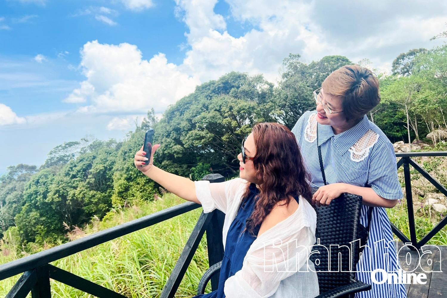 អ្នកទេសចរថតរូប Check-in ពេលទៅលេង Hon Ba។