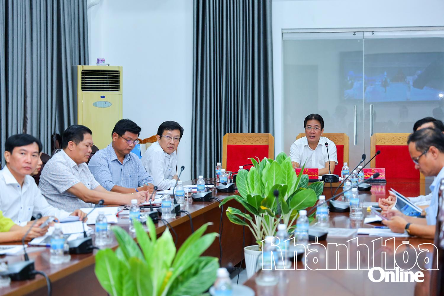 អនុប្រធានគណៈកម្មាធិការប្រជាជនខេត្ត លោក Nguyen Long Bien ថ្លែងសុន្ទរកថាក្នុងកិច្ចប្រជុំ។