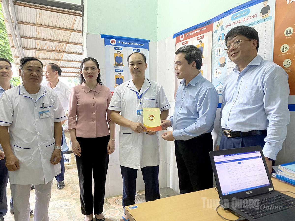 Đoàn công tác tham quan cơ cơ sở vật chất và tặng quà Trạm Y tế xã Ngọc Long.