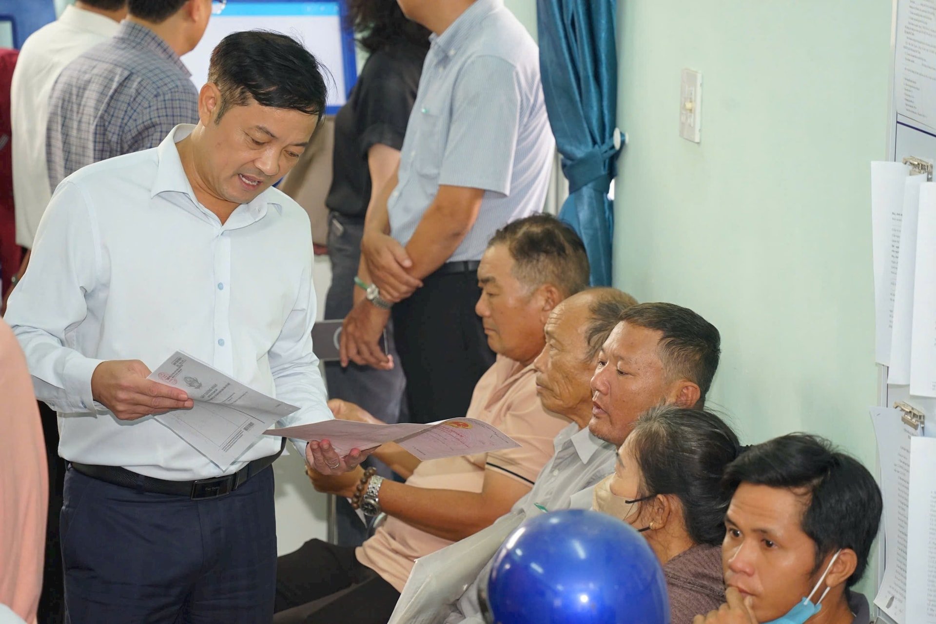 Phó Chủ tịch UBND tỉnh Lê Trọng Yên trao đổi với người dân xã Hàm Liêm