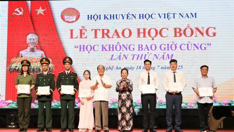 dc-hung-trao-hoc-bong-560552.jpg