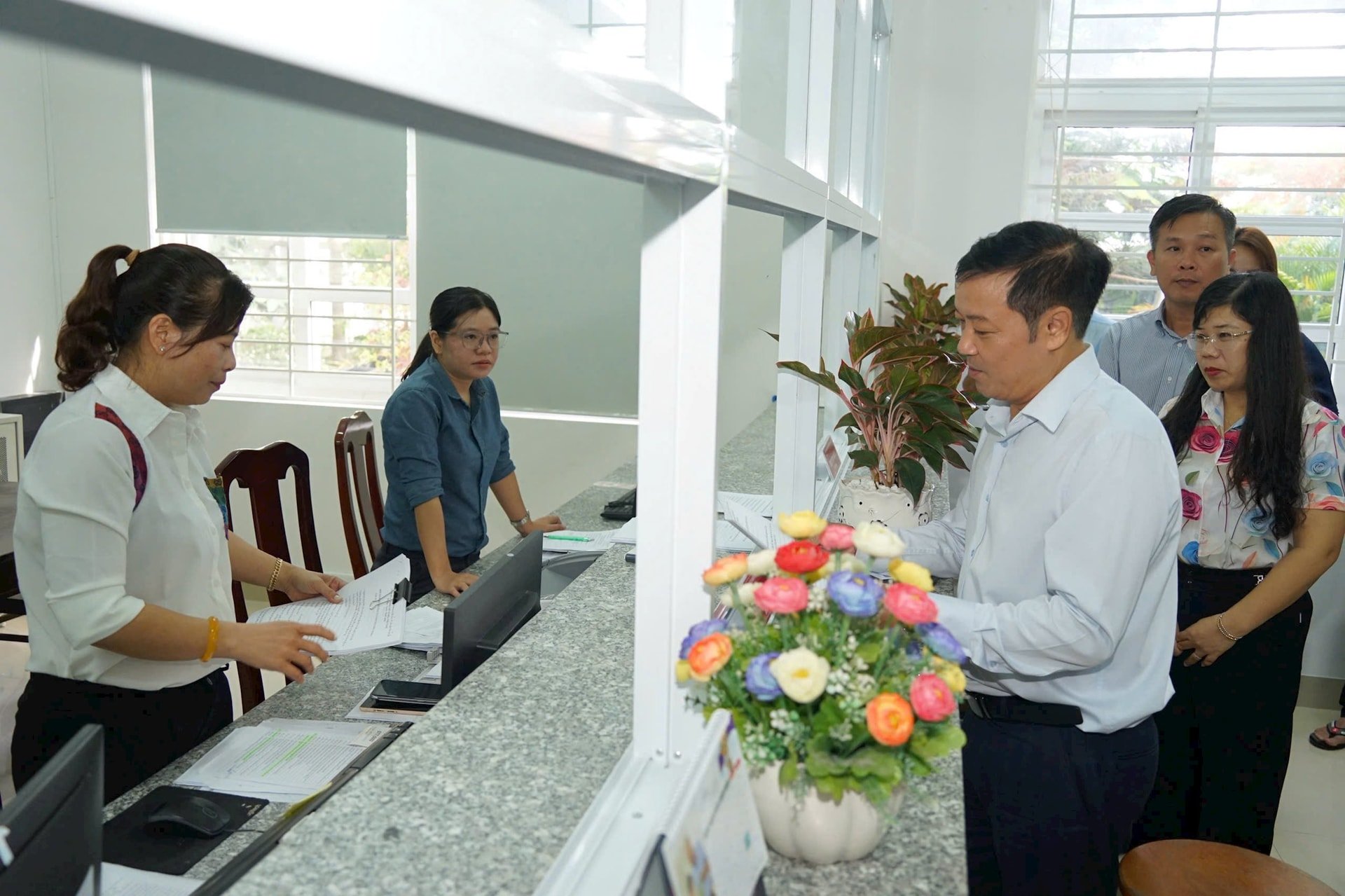 Phó Chủ tịch UBND tỉnh Lê Trọng Yên kiểm tra bộ phận một cửa