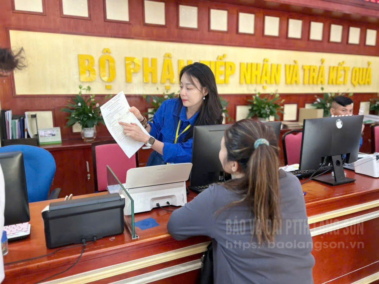 Thanh niên phường Đông Kinh hỗ trợ người dân giải quyết thủ tục hành chính 