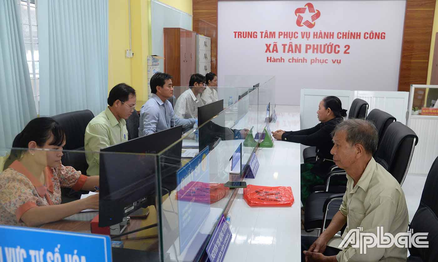 ប្រជាពលរដ្ឋអនុវត្តនីតិវិធីរដ្ឋបាលនៅមជ្ឈមណ្ឌលសេវារដ្ឋបាលសាធារណៈឃុំតាន់ភឿក២។