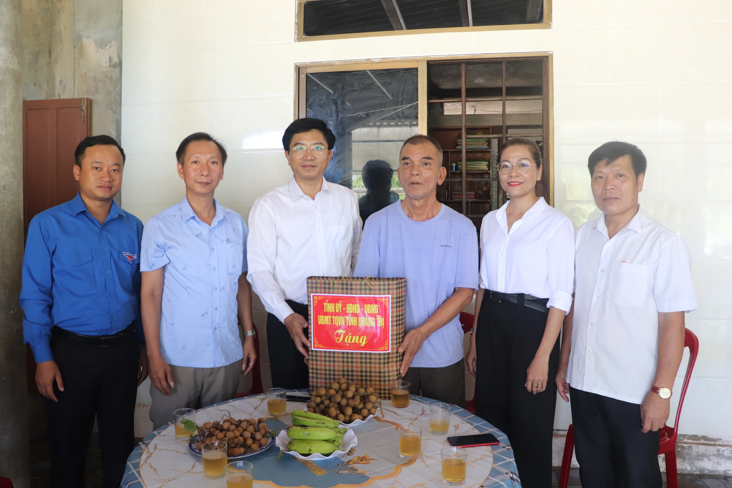 Lãnh đạo tỉnh thăm, tặng quà các gia đình người có công