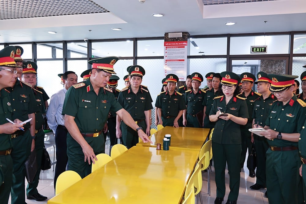 Thượng tướng Nguyễn Trường Thắng kiểm tra công tác bảo đảm tại Học viện Viettel. (Ảnh: Bộ Quốc phòng)