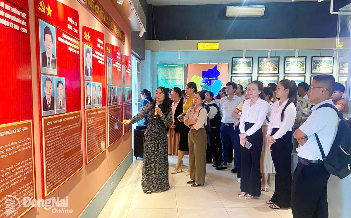 អ្នកទស្សនាត្រូវបានណែនាំ និងបង្ហាញយ៉ាងក្លៀវក្លាដោយបុគ្គលិកពិព័រណ៍។ រូបថត៖ Doan Hung   