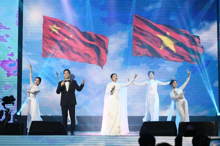 Các nghệ sĩ biểu diễn trong chương trình.
