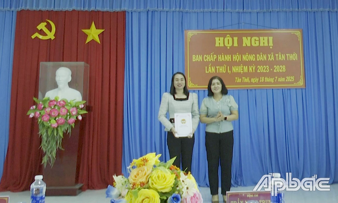 Trao quyết định chỉ định Chủ tịch Hội Nông dân xã Tân Thới.