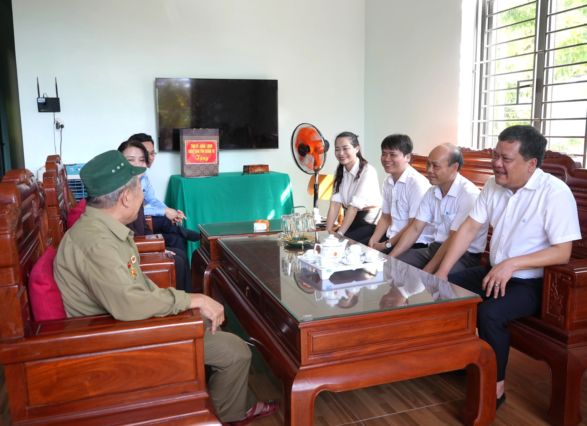 Chủ tịch UBND tỉnh thăm, tặng quà gia đình chính sách, người có công