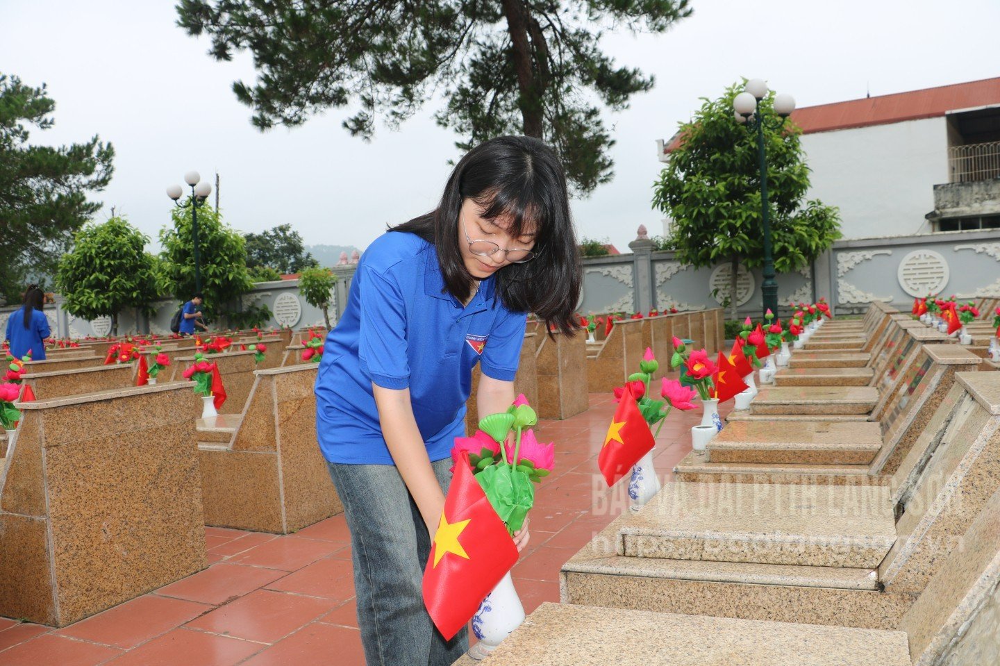 Đoàn viên, thanh niên phường Tam Thanh thay bình hoa tại nghĩa trang liệt sĩ Hoàng Đồng, phường Tam Thanh  