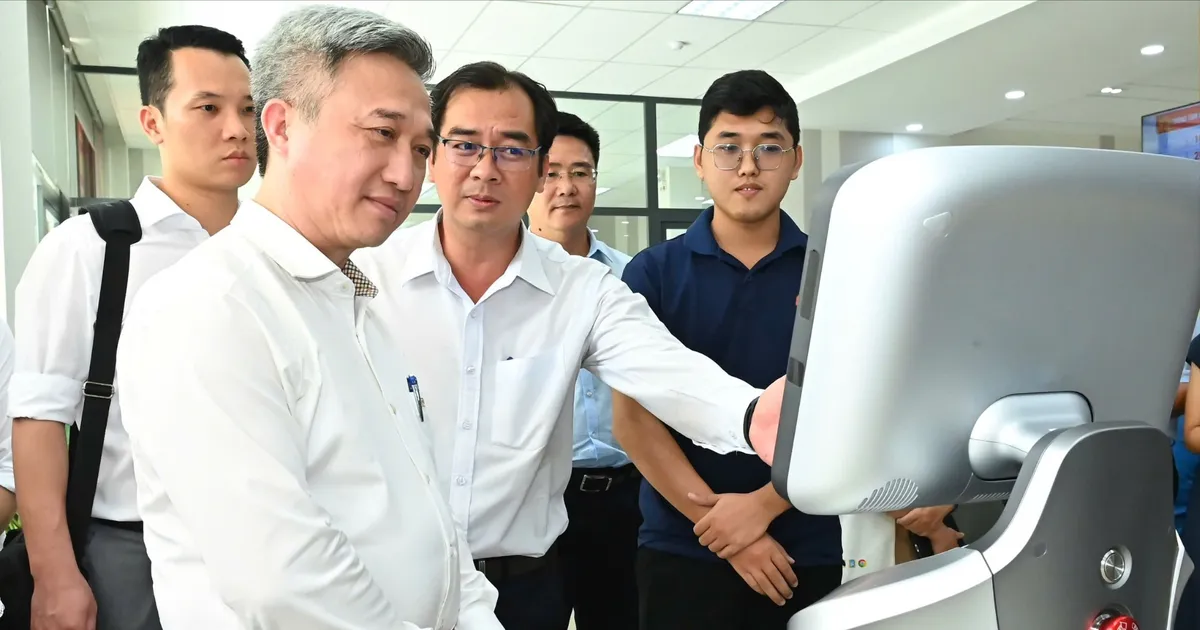 Phó Bí thư Thành ủy TPHCM đề nghị nhân rộng sử dụng robot phục vụ người dân