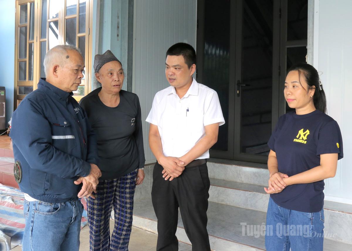 Đồng chí Dương Việt Hùng (thứ 2 từ phải sang), Chủ tịch UBND xã Pà Vầy Sủ trao đổi nắm bắt tâm tư, nguyện vọng của các hộ dân nằm trong khu vực có nguy cơ sạt lở cao.