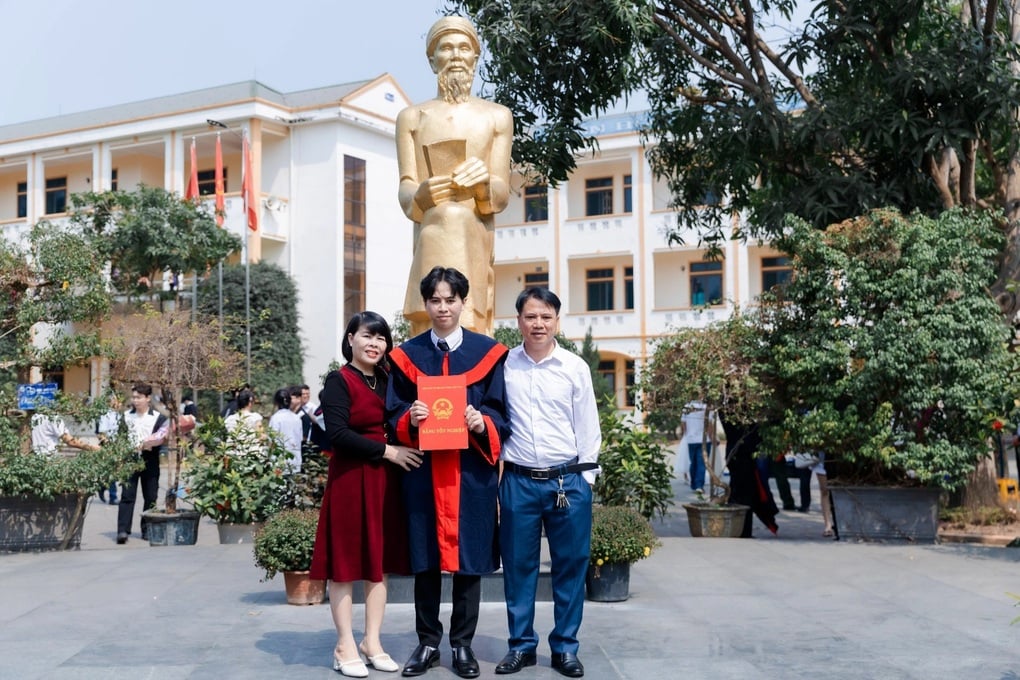 Á khoa toàn quốc học chuyên hóa, toán 10, văn 9,25 điểm - 2