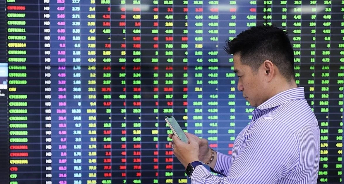 Cổ phiếu ngân hàng thăng hoa, VN-Index lập đỉnh mới sát mốc 1.700 điểm