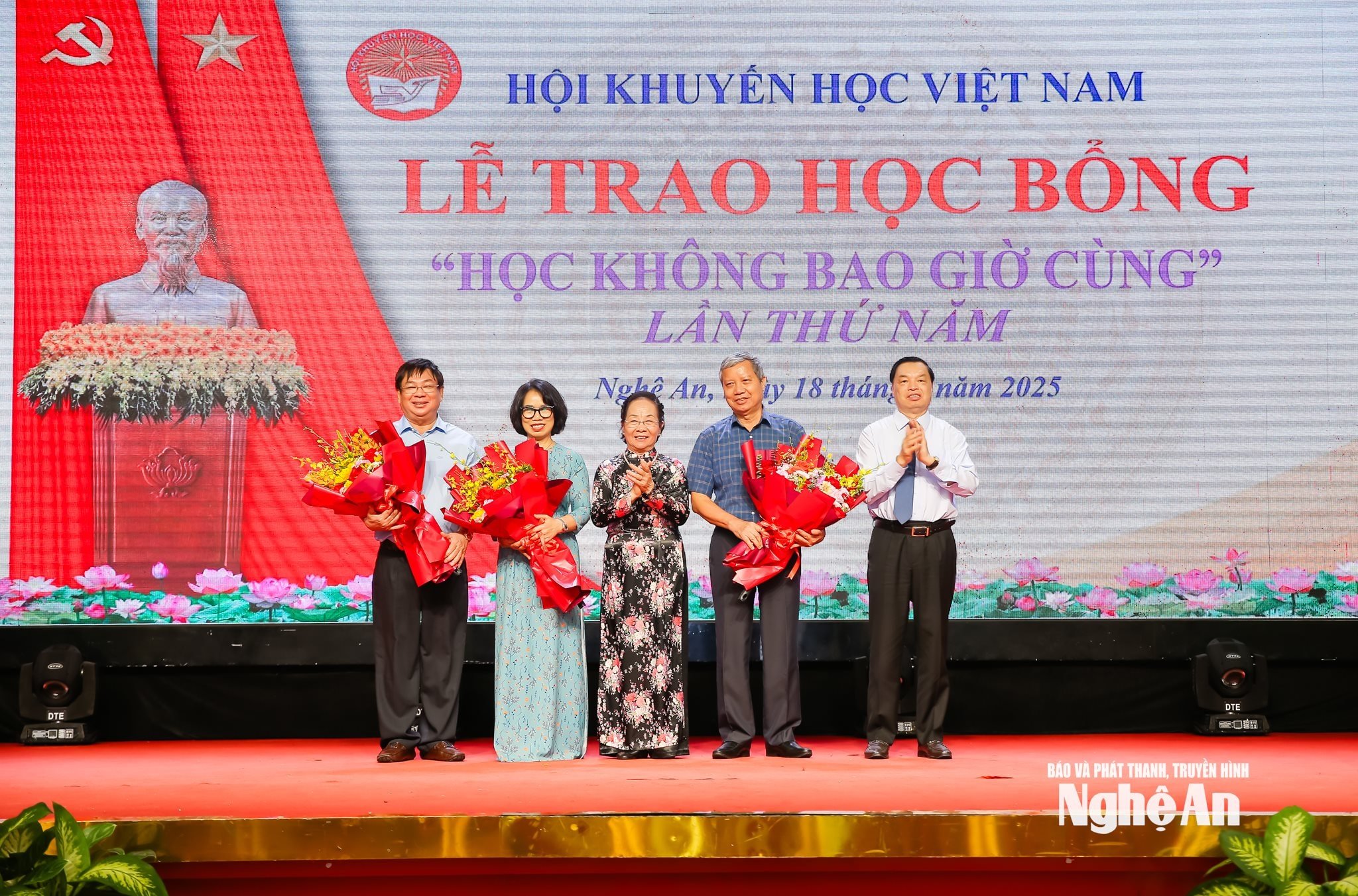 a20_tặng hoa nhà tài trợ
