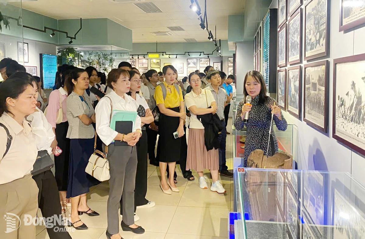 អ្នកទស្សនាត្រូវបានណែនាំអំពីវត្ថុបុរាណដ៏មានអត្ថន័យជាច្រើនដែលដាក់តាំងនៅក្នុងលំហវប្បធម៌។ រូបថត៖ Doan Hung