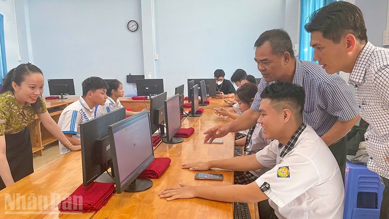 Nhiều thí sinh phấn khởi với điểm thi của mình. 